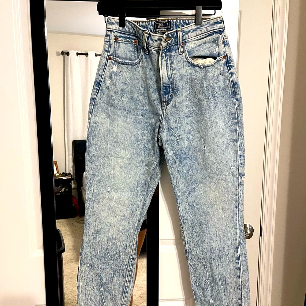 Never Worn Abercrombie & Fitch High Rise Mom Jeans